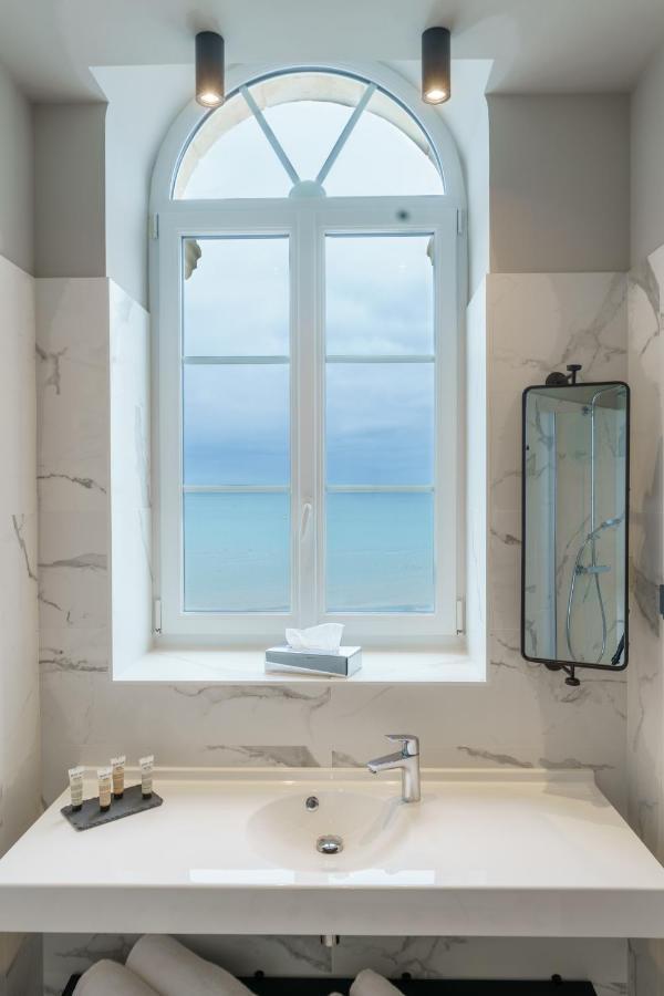 Hotel De La Plage Lion-sur-Mer Εξωτερικό φωτογραφία